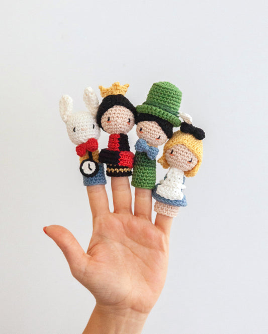 Kit de crochet para crear 4 marionetas de dedo de los personajes de "Alicia en el País de las Maravillas" de Anchor
