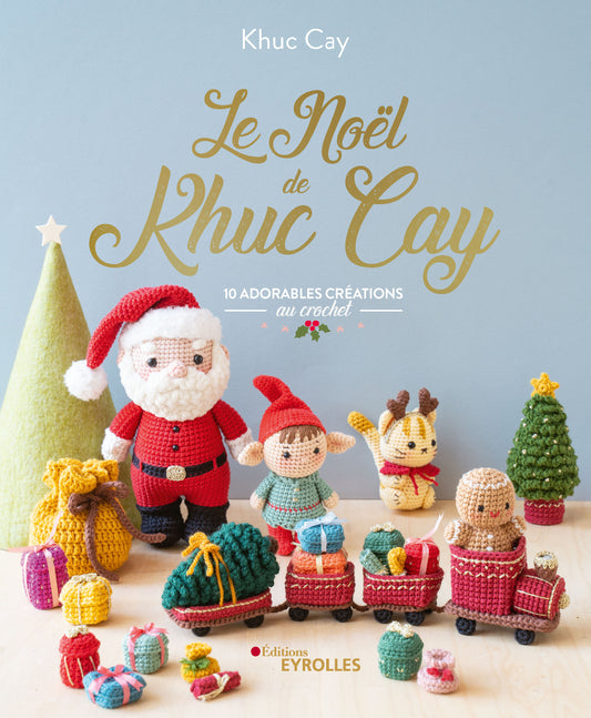 Portada del libro “Le Noël de Khuc Cay: 10 adorables créations au crochet” con amigurumis navideños: Papá Noel, duendes, reno, muñeco de jengibre y tren de regalos tejidos a crochet.