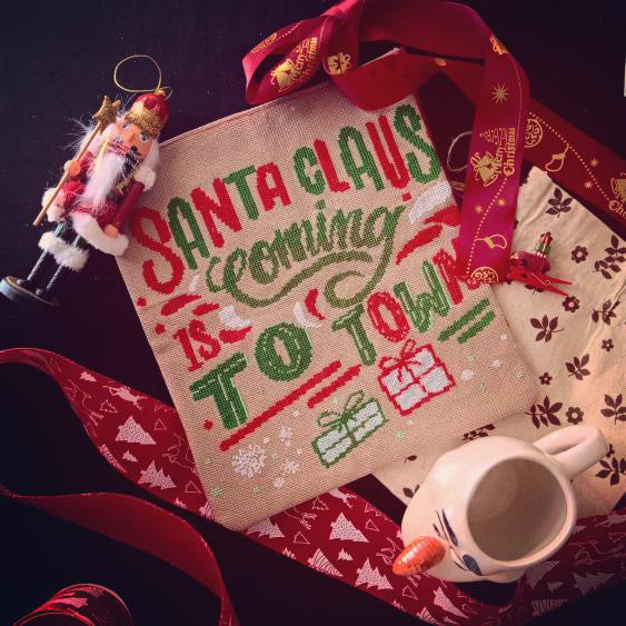 Bordado en punto de cruz frase santa claus is coming to town
