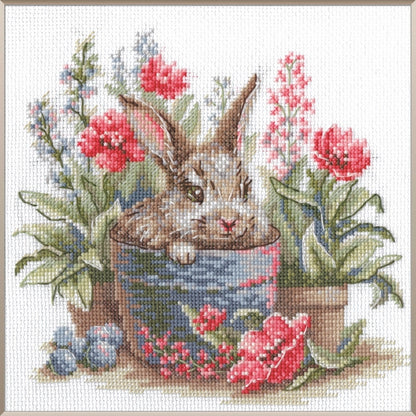 Kit de punto de cruz Aine Conejito Floreciente con conejito rodeado de flores bordado sobre tela Aida blanca con hilos Anchor de 21 colores.