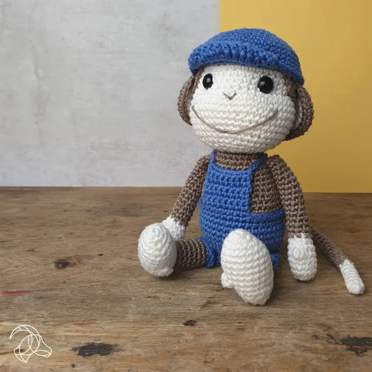 Mono con boina y traje azul de crochet de Hardicraft