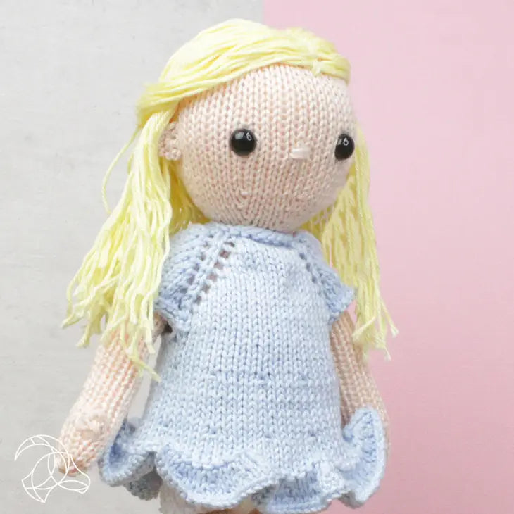 Muñeca rubia de tricot con vestido azul Hardicraft