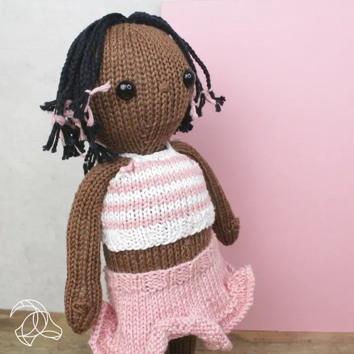 Muñeca con trenzas y tutu rosa de tricot de Hardicraft