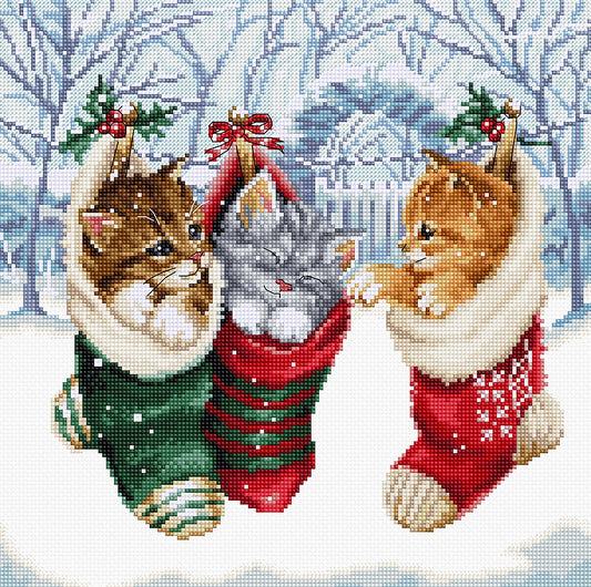Bordado en punto de cruz de tres gatitos en calcetines de navidad con fondo nevado Letistitch L8087