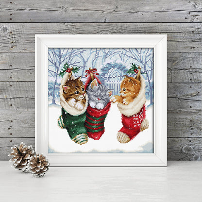 Bordado en punto de cruz de tres gatitos en calcetines de navidad con fondo nevado Letistitch L8087