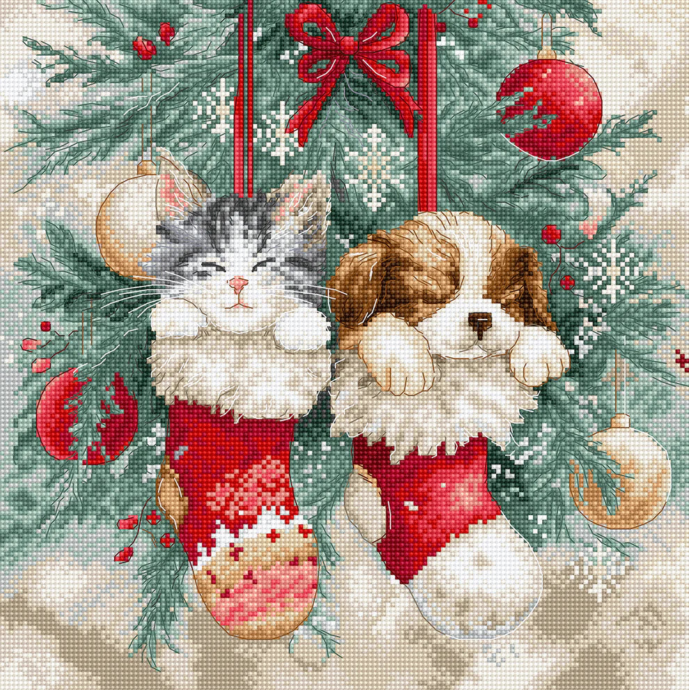 Kit de punto de cruz Letistitch Siesta de Navidad con gato y perro durmiendo en calcetines navideños rodeados de decoración de Navidad.