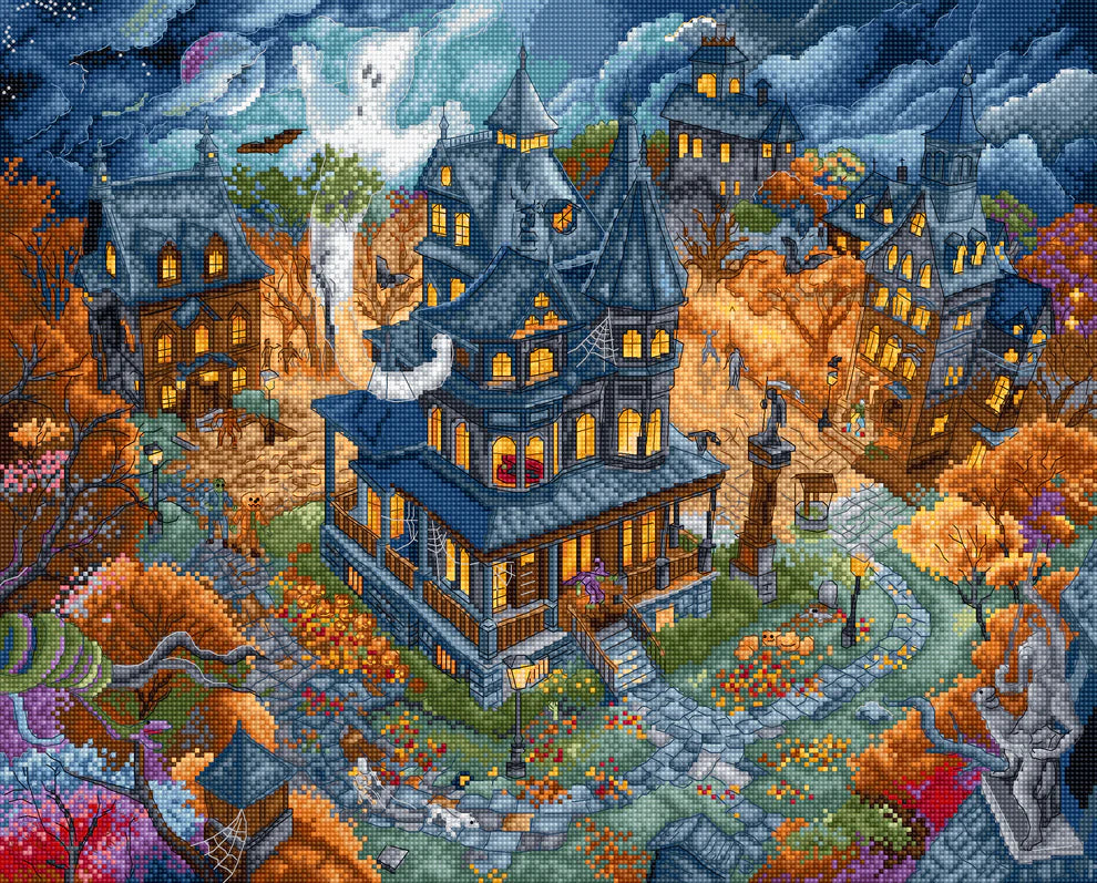 Kit de punto de cruz Letistitch Haunted Happenings con casas encantadas iluminadas en una escena nocturna de fantasía y Halloween.