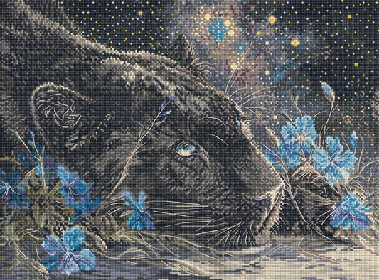 Kit de punto de cruz Letistitch Sueños Estrellados con pantera negra tumbada, ojos azules, flores y libélulas azules bajo un cielo nocturno estrellado con destellos dorados.