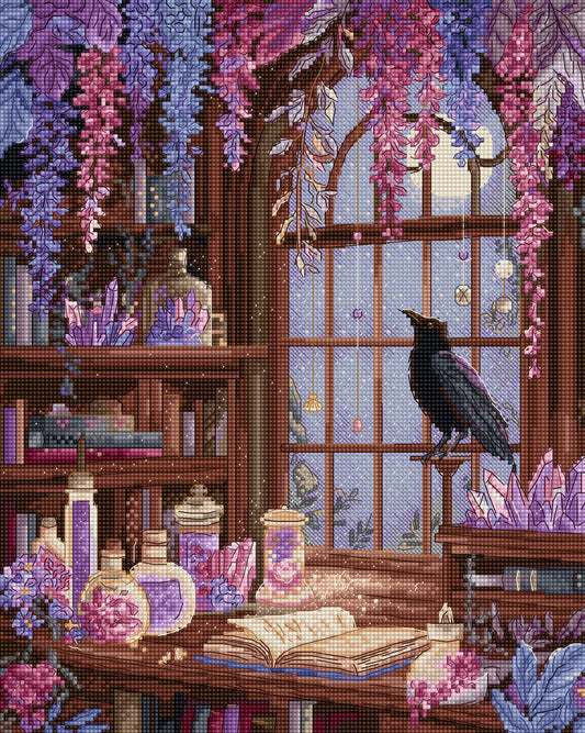 Kit de punto de cruz Letistitch La Biblioteca del Cuervo con cuervo negro en biblioteca mágica rodeada de glicinas púrpuras, cristales, pociones y luna llena.