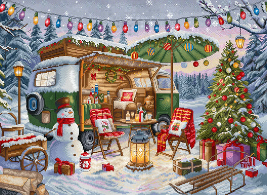 Kit de punto de cruz Letistitch Caravana Navideña con caravana vintage decorada, guirnaldas de luces, muñeco de nieve, árbol de Navidad, regalos y nieve en bosque invernal.