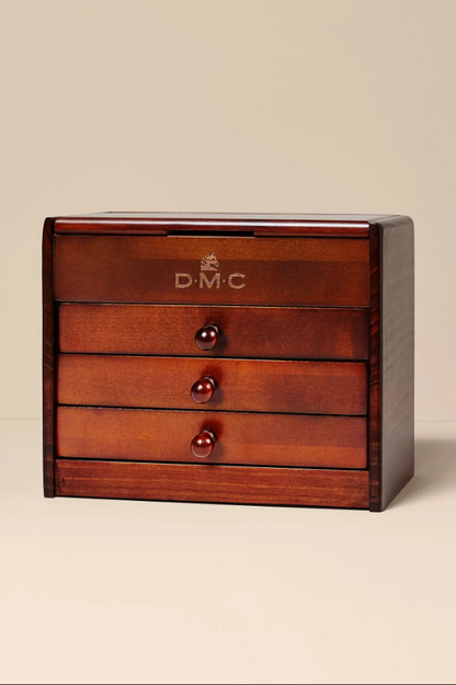 Mueble costurero vintage de madera DMC, diseño clásico para almacenar hilos y accesorios de costura con promoción de 50% de descuento en la compra de 75 madejas.