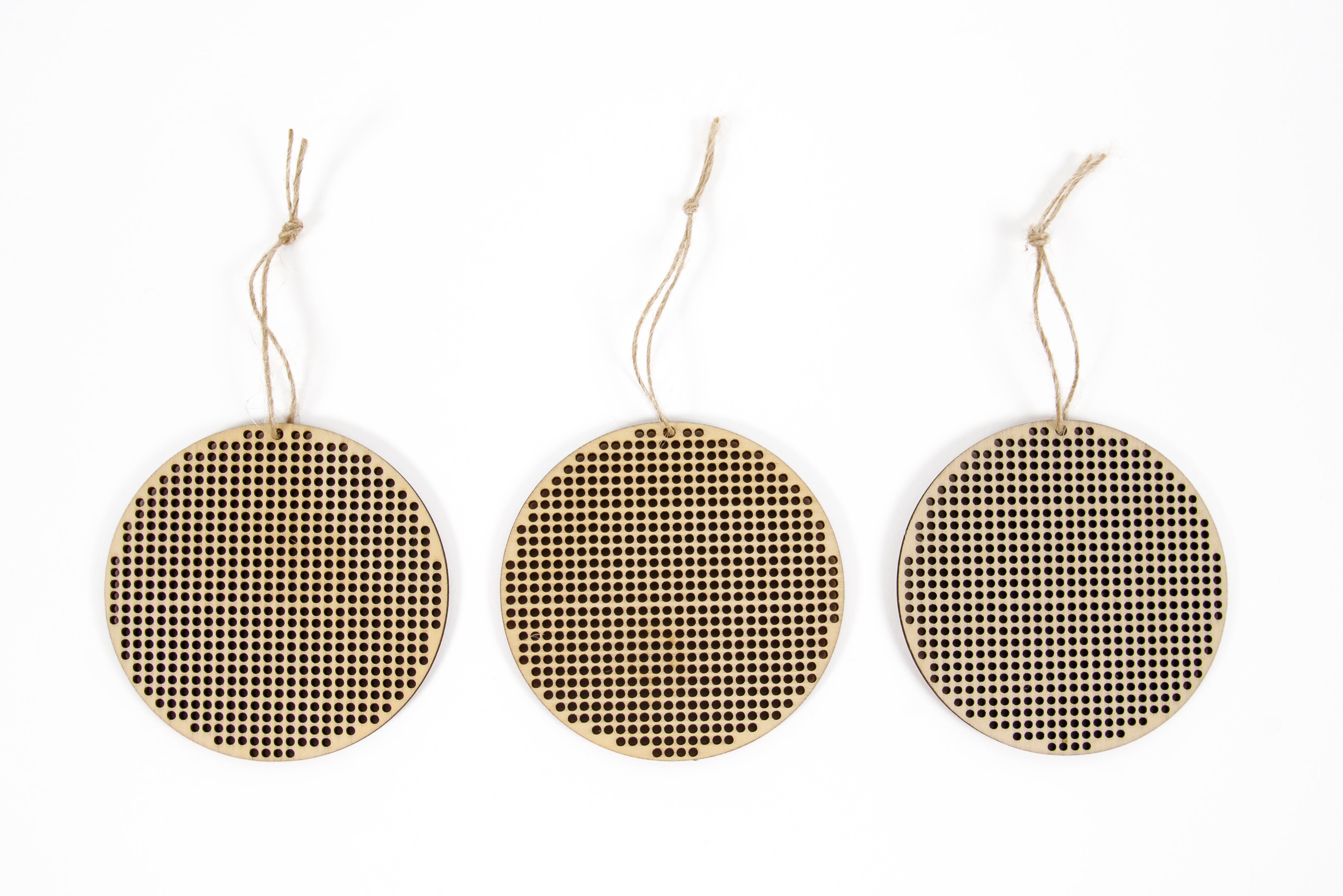 Adornos de Madera Perforada para Bordar DMC – Bolas de Navidad (x3)