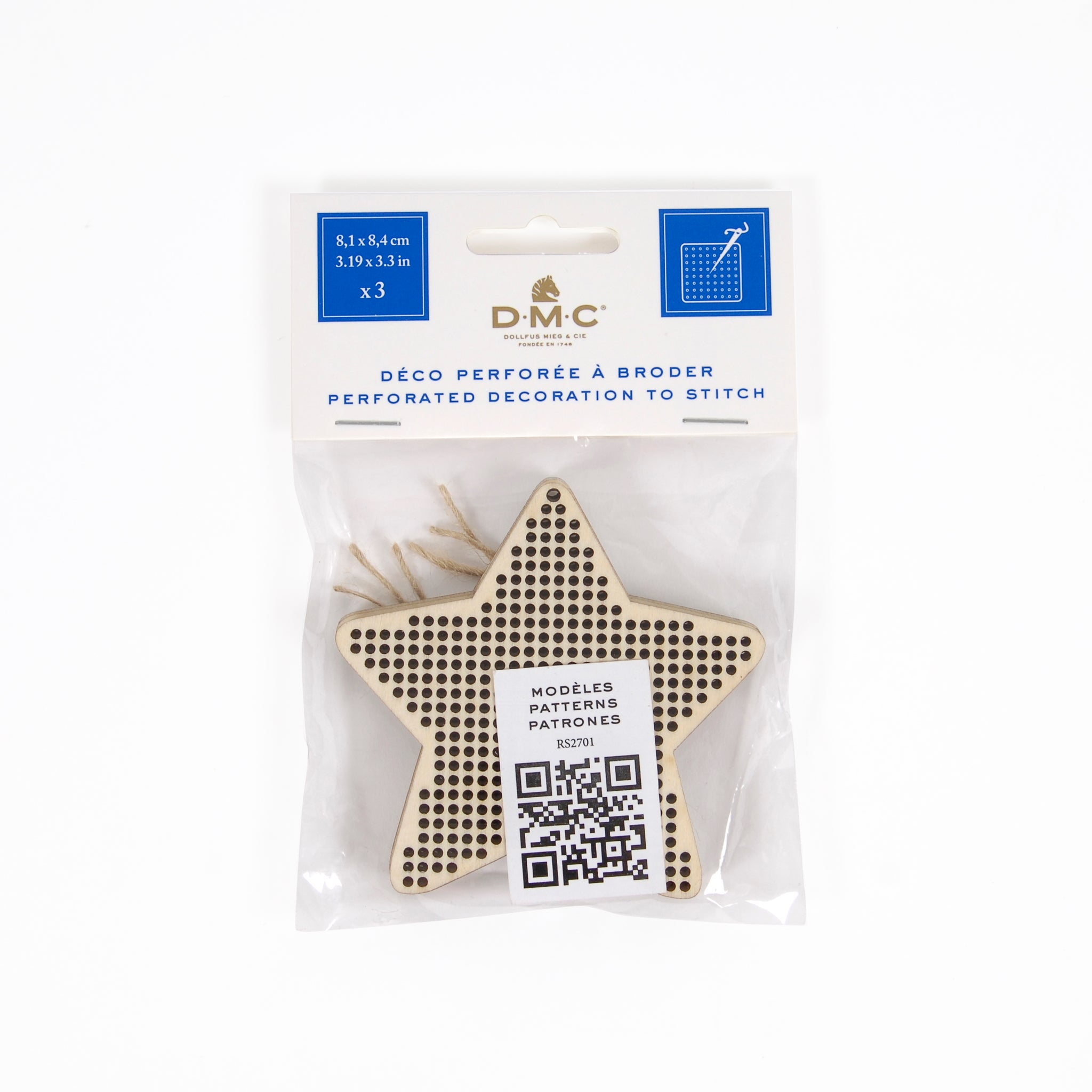Estrellas de madera perforada DMC de 8,1×8,4 cm, pack de 3 piezas con cordones de yute y código QR con modelos para bordar.