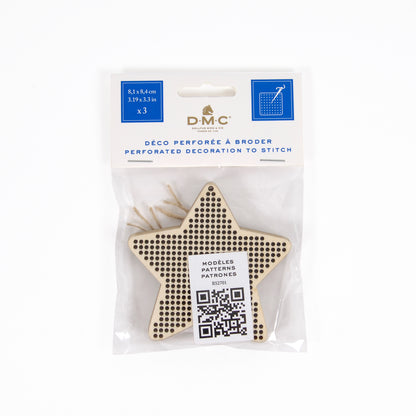 Estrellas de madera perforada DMC de 8,1×8,4 cm, pack de 3 piezas con cordones de yute y código QR con modelos para bordar.