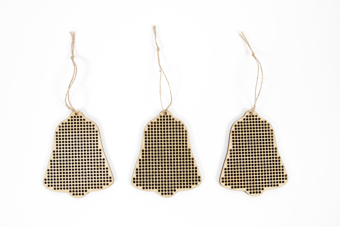 Adornos de Madera Perforada para Bordar DMC – Campanas (x3)