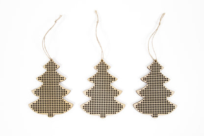 Adornos de Madera Perforada para Bordar DMC – Árbol (x3)