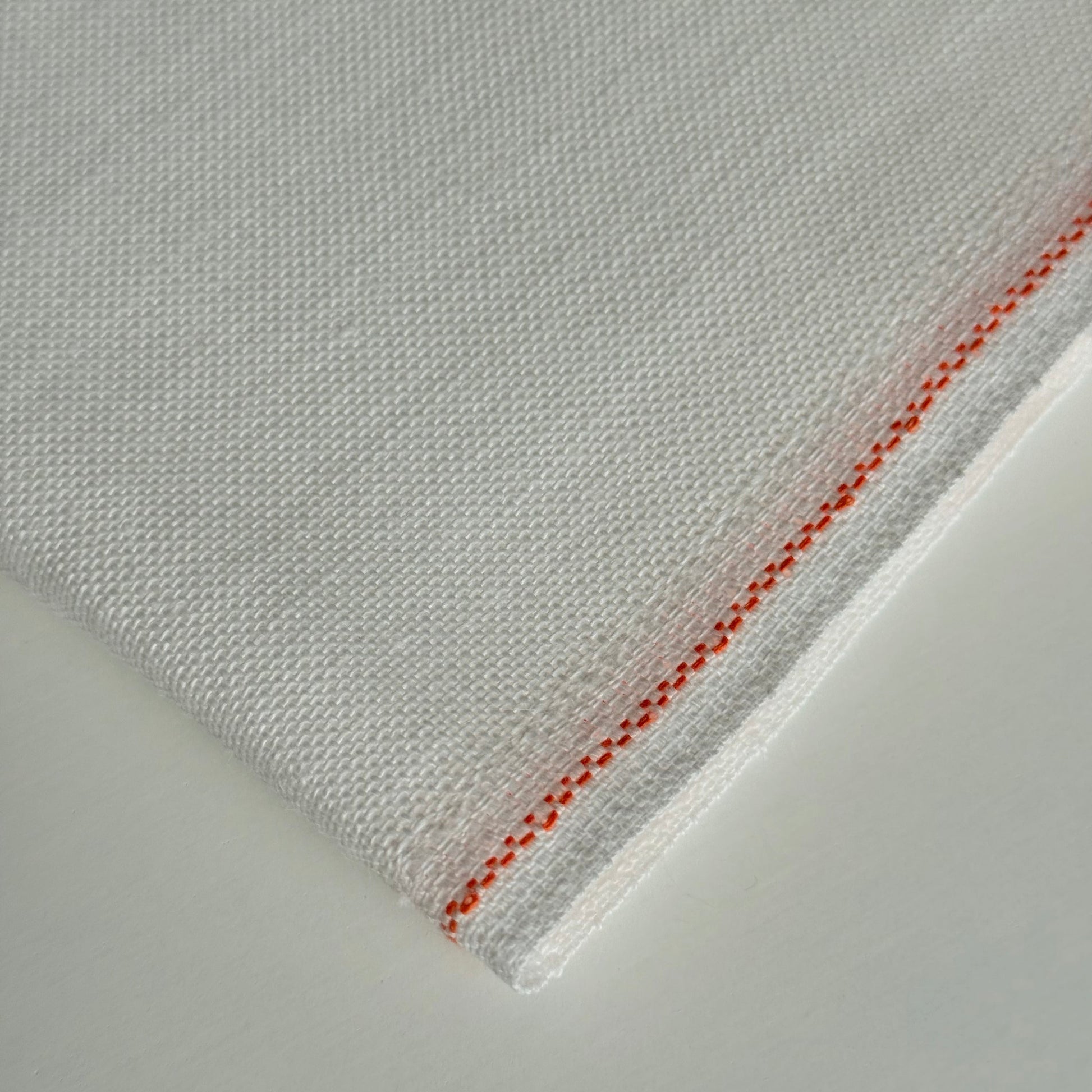 Tela Zweigart Belfast 32ct color 101 blanco roto de lino para punto de cruz y bordado tradicional vendida por metros.