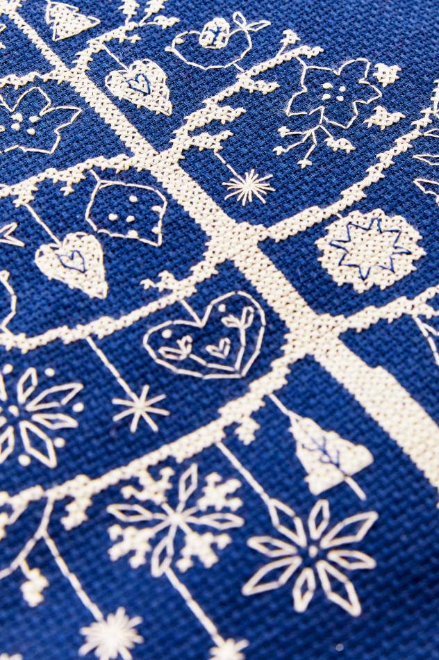 Tela Aida 14 ct DMC color azul marino 336 con diseño navideño bordado de árbol de navidad