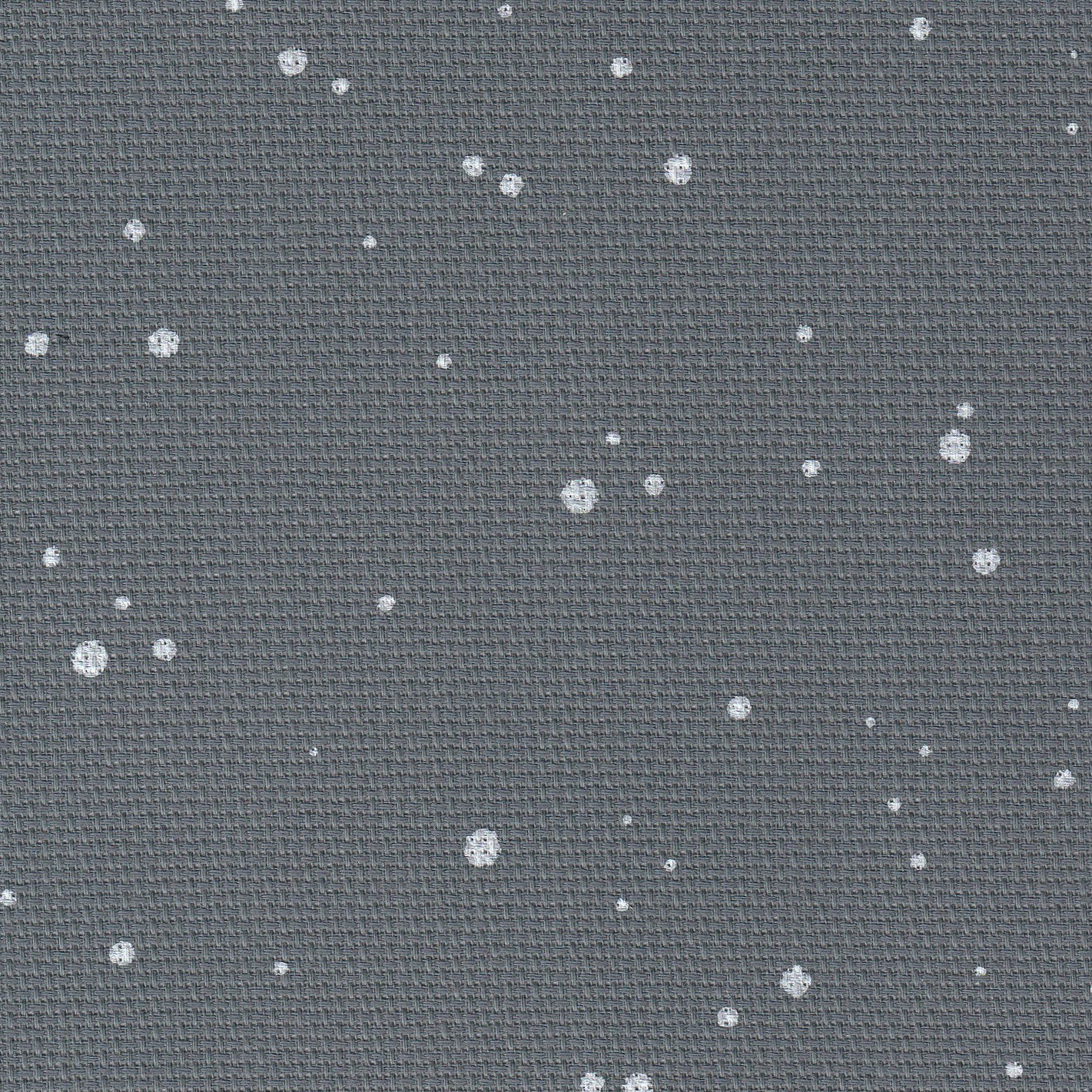Tela Aida 18ct Splash Gris Zweigart 3793/7419 por metros, color gris antracita con motas blancas, 100% algodón para punto de cruz detallado.