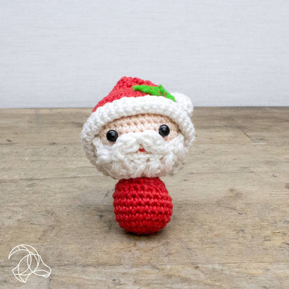 Mini Papá Noel tejido en ganchillo de 9 cm, ideal para decoraciones navideñas.