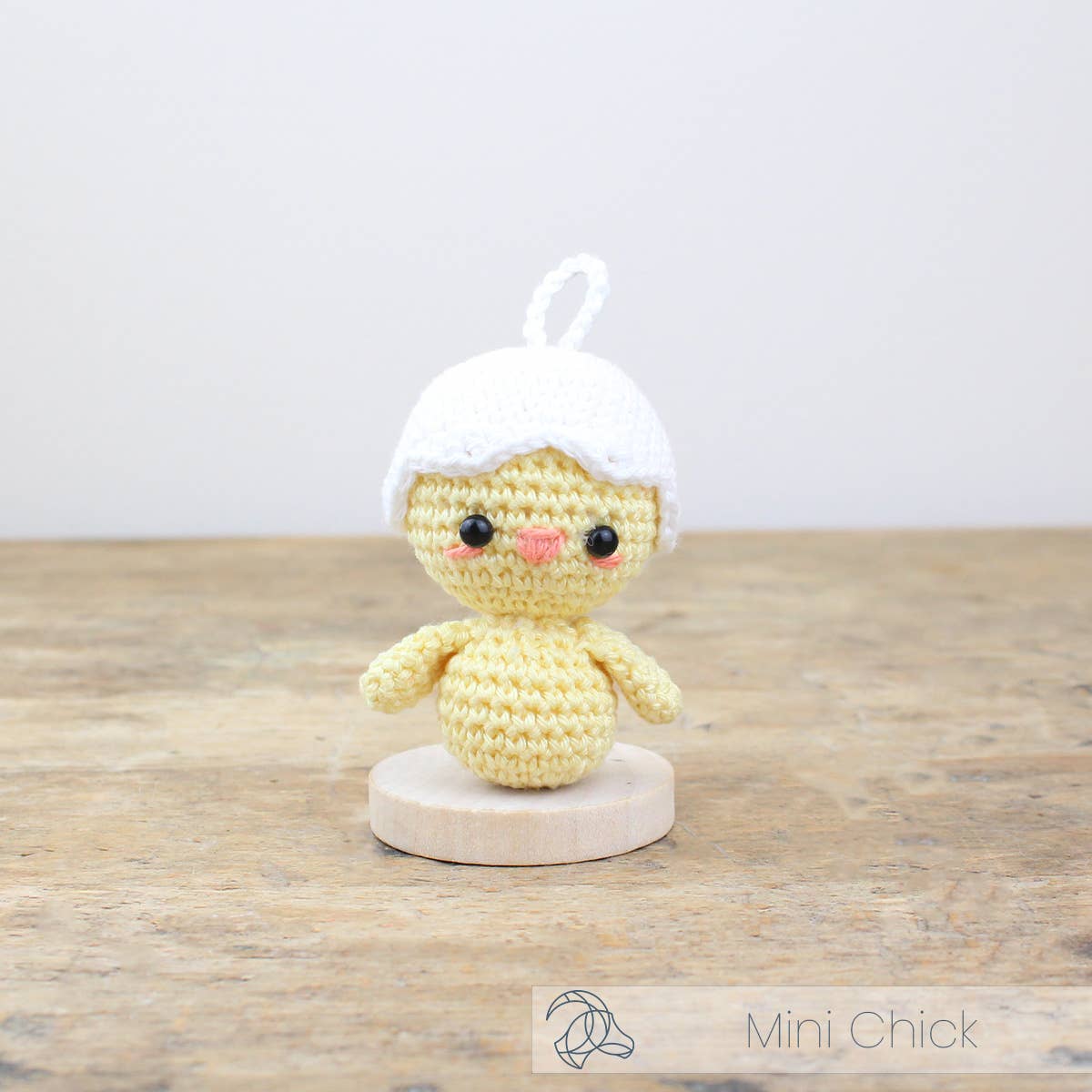 Kit de ganchillo Hardicraft Mini Pollito con amigurumi pequeño de pollito en algodón orgánico, ideal como detalle decorativo.
