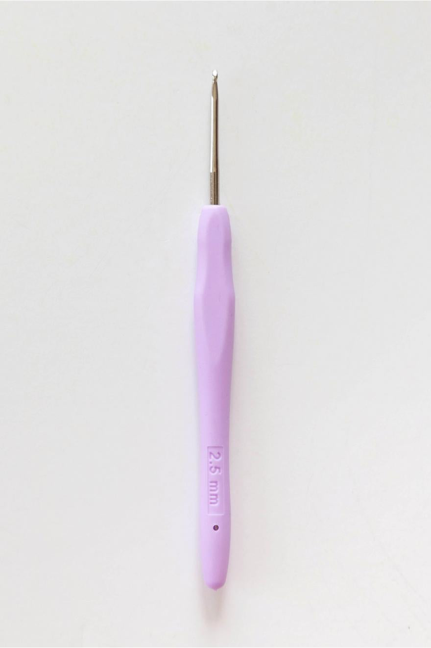 Aguja de ganchillo ergonómica DMC de 2,5 mm con mango de silicona suave y diseño ligero para tejer amigurumis y ganchillo.