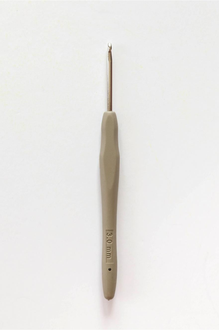 Aguja de ganchillo ergonómica DMC de 3 mm con mango de silicona suave y diseño ligero para tejer amigurumis y ganchillo.