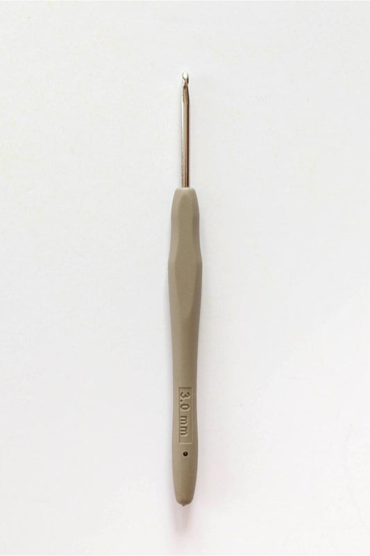 Aguja de ganchillo ergonómica DMC de 3 mm con mango de silicona suave y diseño ligero para tejer amigurumis y ganchillo.