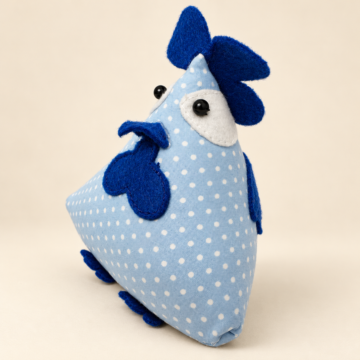 Alfiletero con forma de gallina en tela azul claro de topos blancos y detalles de fieltro marino