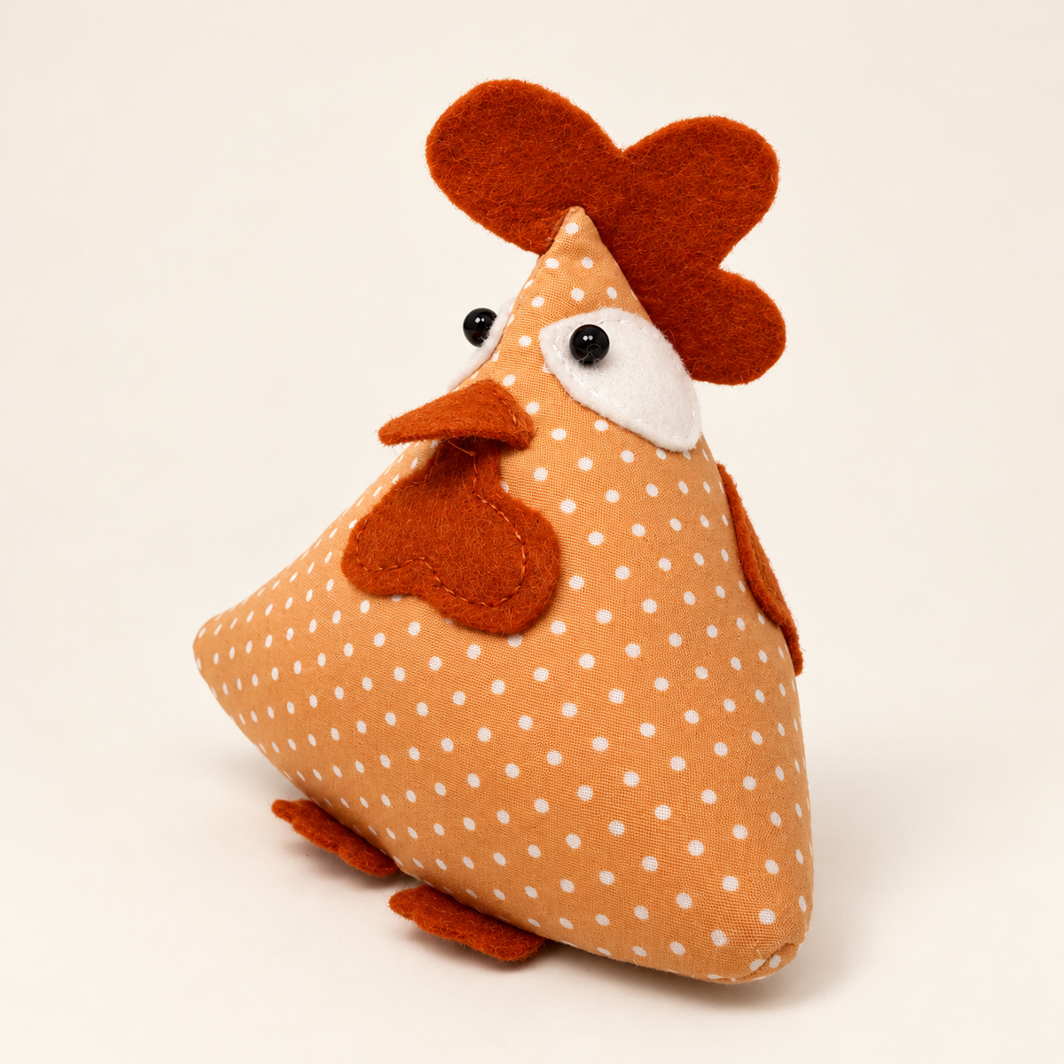 Alfiletero con forma de gallina en tela naranja de topos blancos y detalles de fieltro teja