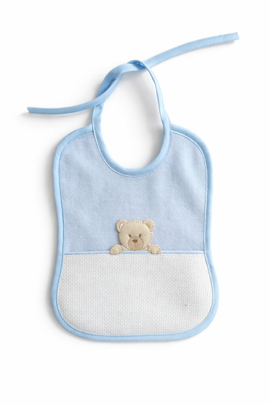 Babero para bordar con osito blanco BM Ricami con tela Aida 14 ct para punto de cruz y zona personalizable para bebé.