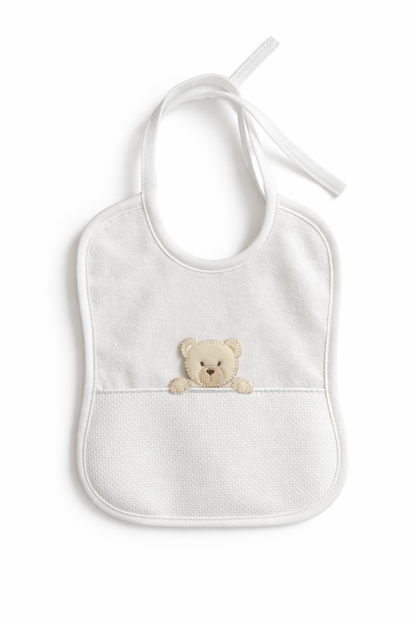 Babero para bordar con osito blanco BM Ricami con tela Aida 14 ct para punto de cruz y zona personalizable para bebé.