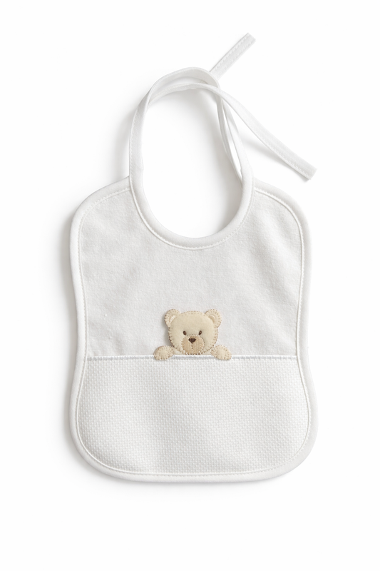 Babero para bordar con osito blanco BM Ricami con tela Aida 14 ct para punto de cruz y zona personalizable para bebé.