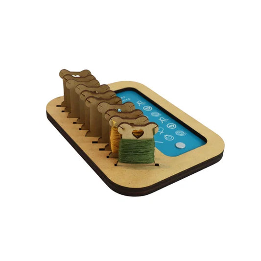 Bandeja organizadora de hilos de madera Rosas Crafts con 10 posiciones y zona magnética para agujas y accesorios de bordado.