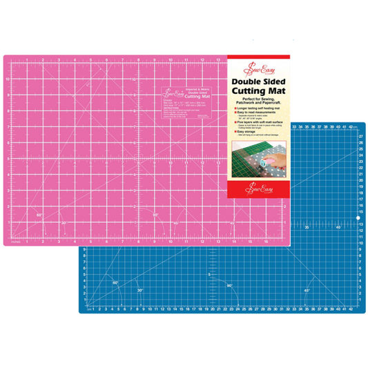 Base de corte doble cara SewEasy en azul y rosa, con medidas en cm y pulgadas, ideal para costura, patchwork y cortes en ángulo con cúter rotatorio.