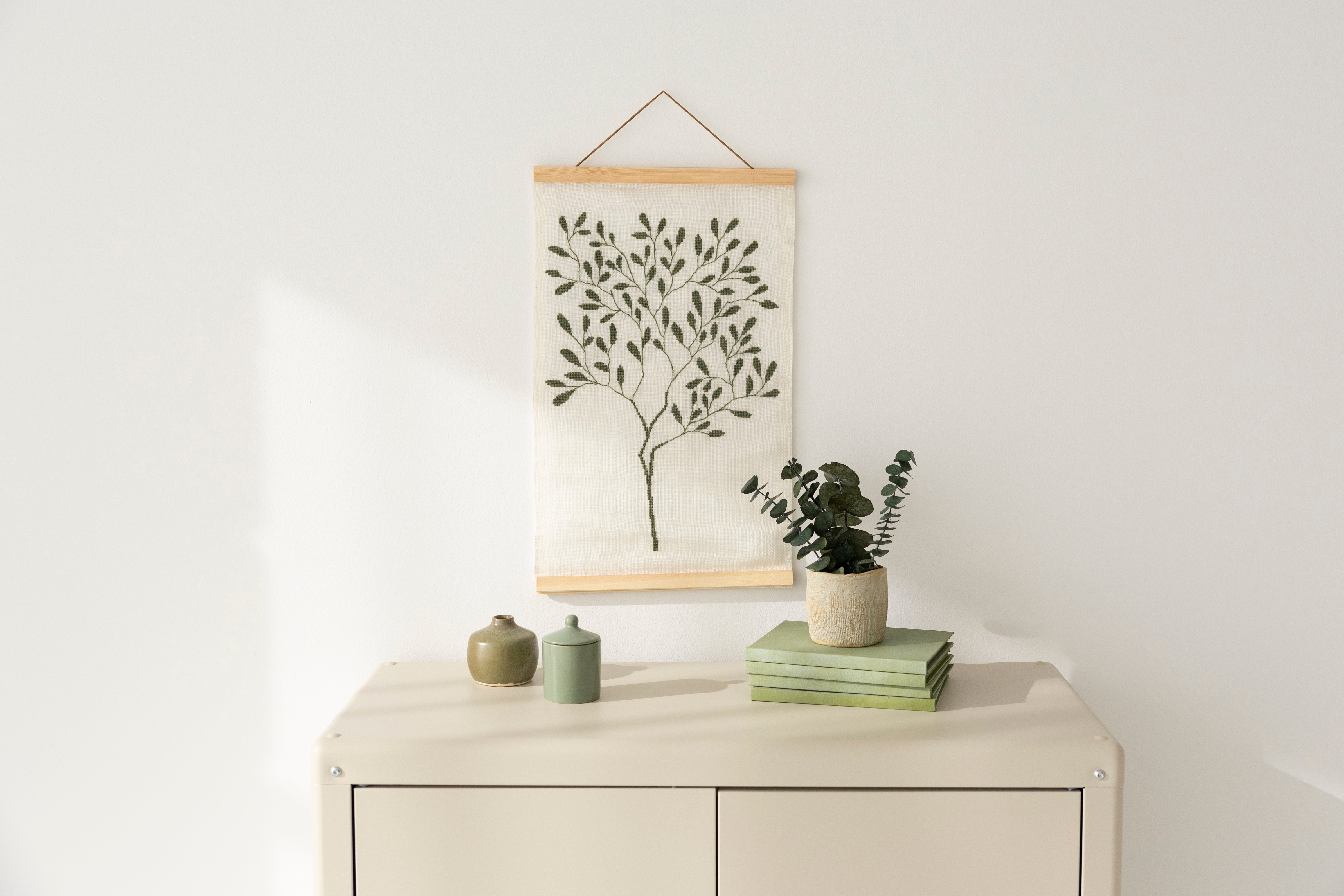Bastidor magnético DMC de madera natural con 4 listones para enmarcar bordados A3. Compatible con todo tipo de tejidos y perfecto para decorar paredes.