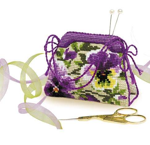 Kit de punto de cruz Riolis Alfiletero Amapolas, diseño floral en tonos blancos, verdes y morados, incluye tela Aida, hilos de algodón y aguja para bordado.