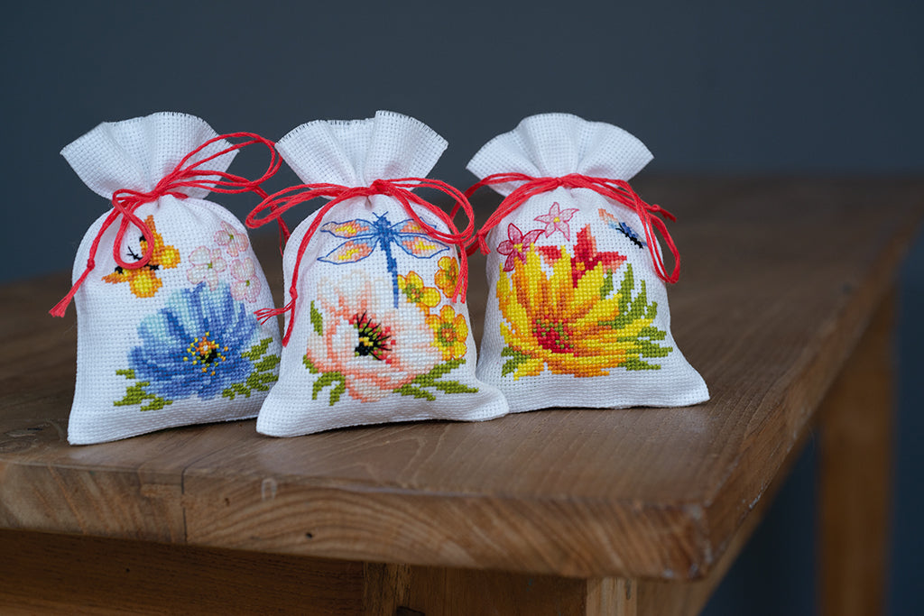 Kit de punto de cruz de Vervaco para bordar tres bolsitas para hierbas con diseño de coloridas y variadas flores