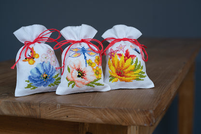 Kit de punto de cruz de Vervaco para bordar tres bolsitas para hierbas con diseño de coloridas y variadas flores