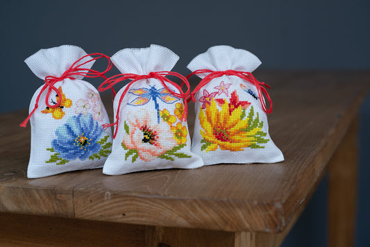 Kit de punto de cruz de Vervaco para bordar tres bolsitas para hierbas con diseño de coloridas y variadas flores