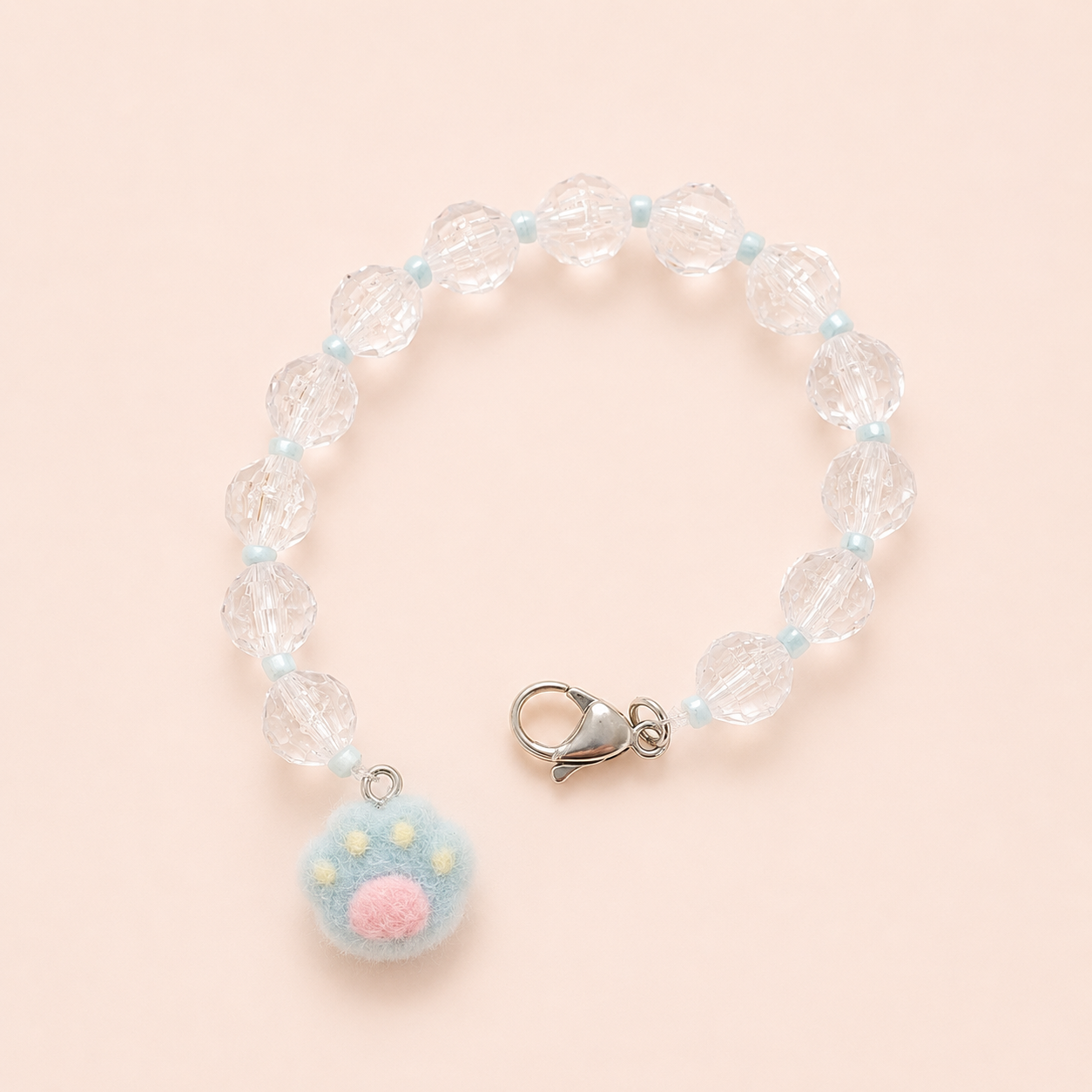 Buscatijeras con abalorios transparentes, cuentas azules y charm de huella de gato azul pastel para tijeras de costura.