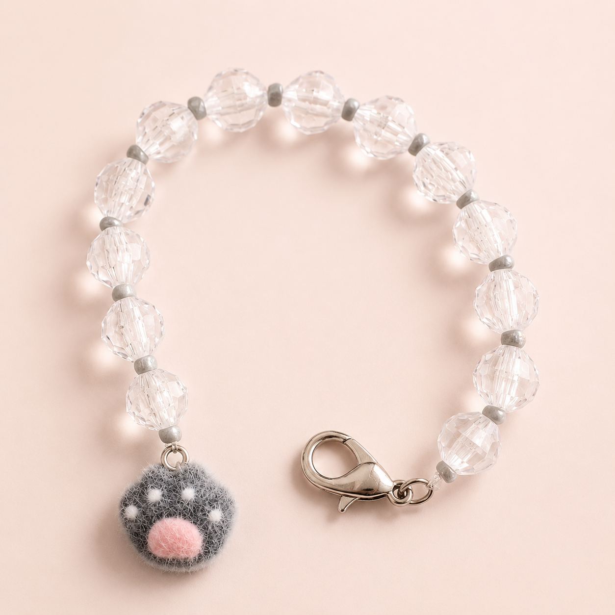 Buscatijeras con abalorios transparentes, cuentas grises y charm de huella de gato gris para tijeras de costura.