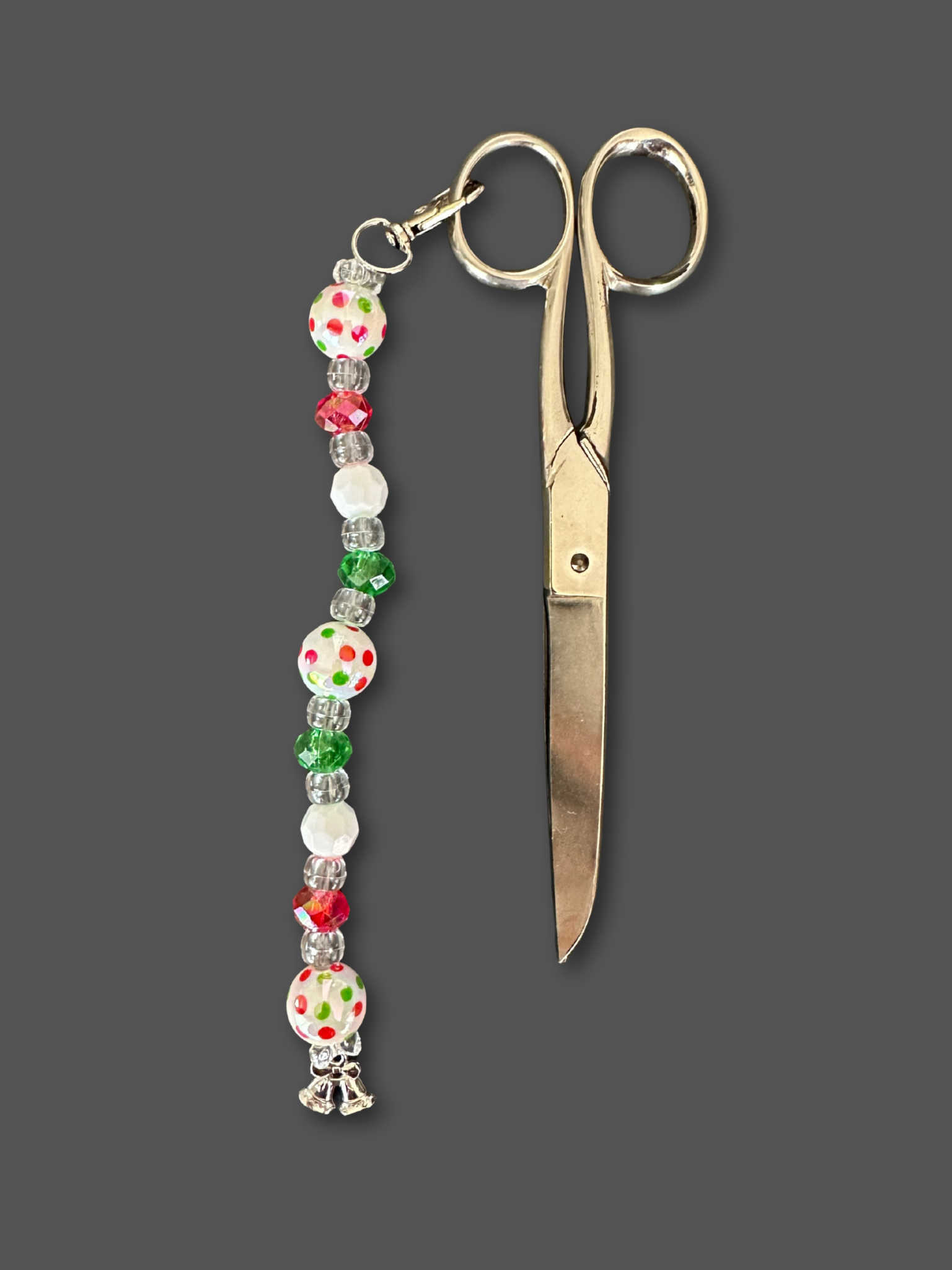 Buscatijeras de abalorios artesanal para tijeras de modista, diseño navideño con campanas de Navidad, fabricado en España, 20 cm.