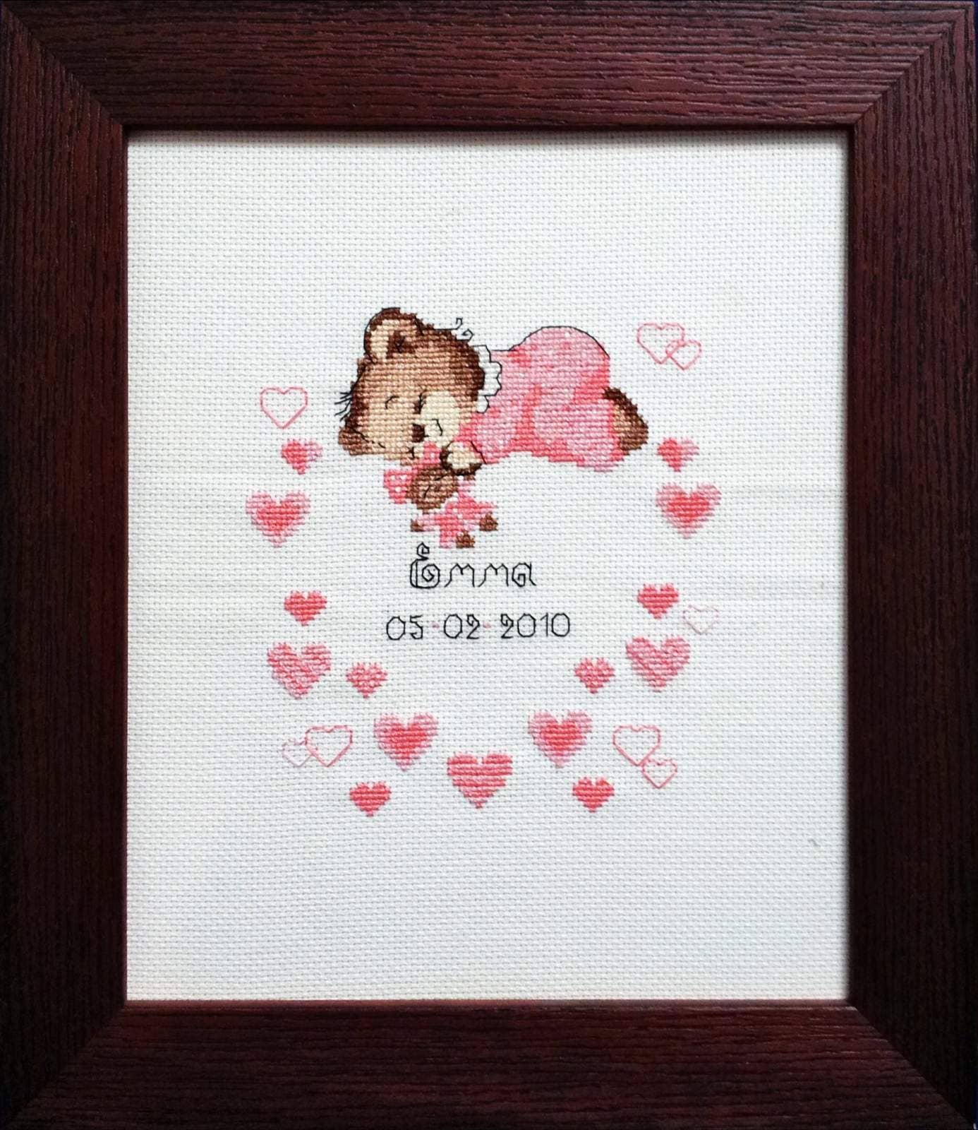 Kit de punto de cruz RIOLIS “Anuncio Nacimiento Niña” con osito rosa dormido y corazones, personalizable con nombre y datos del nacimiento.