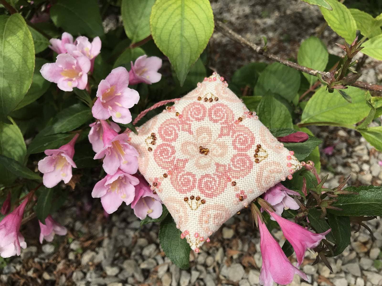 Kit de Punto de Cruz RIOLIS Zigouigoui Delight para bordar adorno o acerico floral vintage en tonos rosados con tela Aida 14 ct e hilos de algodón.