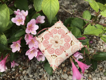 Kit de Punto de Cruz RIOLIS Zigouigoui Delight para bordar adorno o acerico floral vintage en tonos rosados con tela Aida 14 ct e hilos de algodón.
