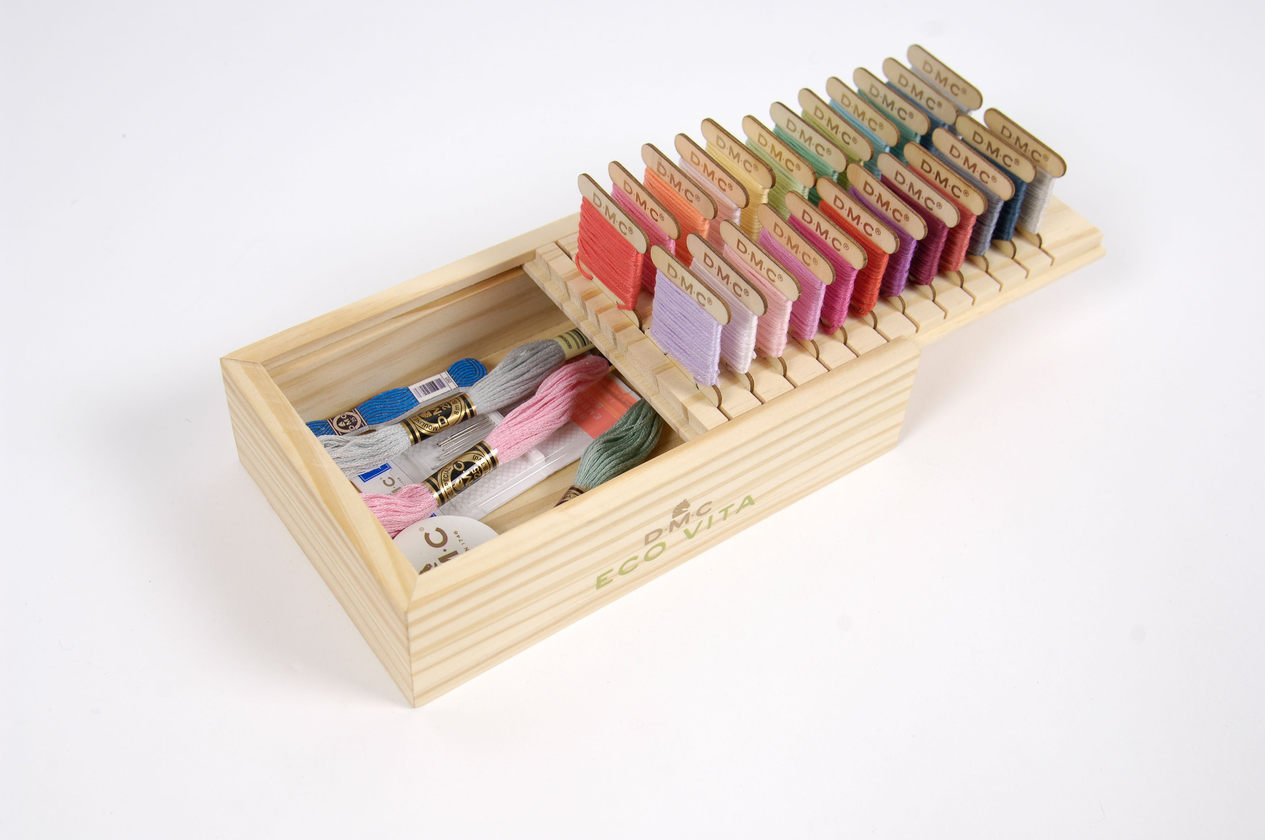 Caja organizadora de madera DMC Eco Vita para 24 bobinas de hilo con tarjetas incluidas, sistema deslizante y posa agujas magnético FSC.