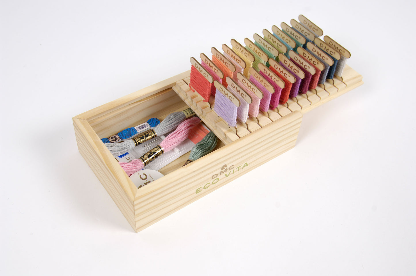 Caja organizadora de madera DMC Eco Vita para 24 bobinas de hilo con tarjetas incluidas, sistema deslizante y posa agujas magnético FSC.