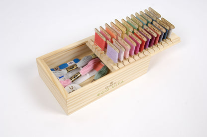 Caja organizadora de madera DMC Eco Vita para 24 bobinas de hilo con tarjetas incluidas, sistema deslizante y posa agujas magnético FSC.
