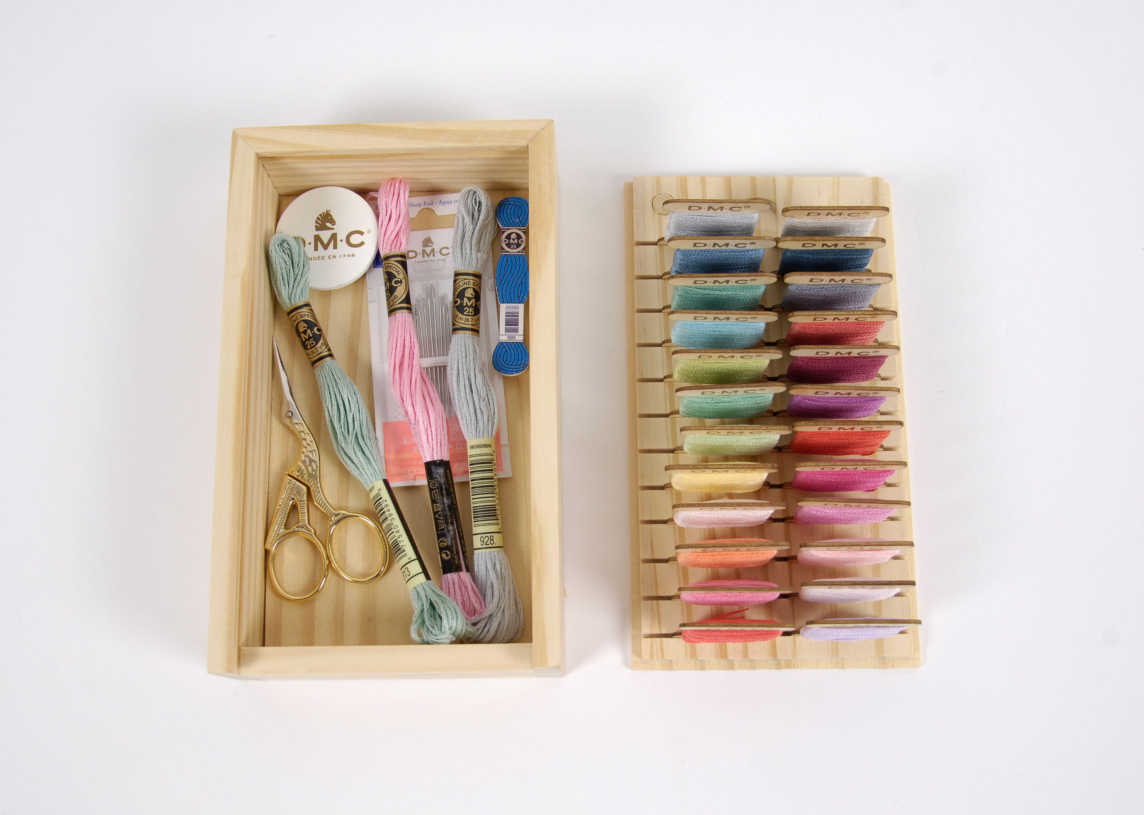 Caja organizadora de madera DMC Eco Vita para 24 bobinas de hilo con tarjetas incluidas, sistema deslizante y posa agujas magnético FSC.